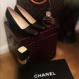 Vintage 90’s Authentic Chanel 36 Italian pumps